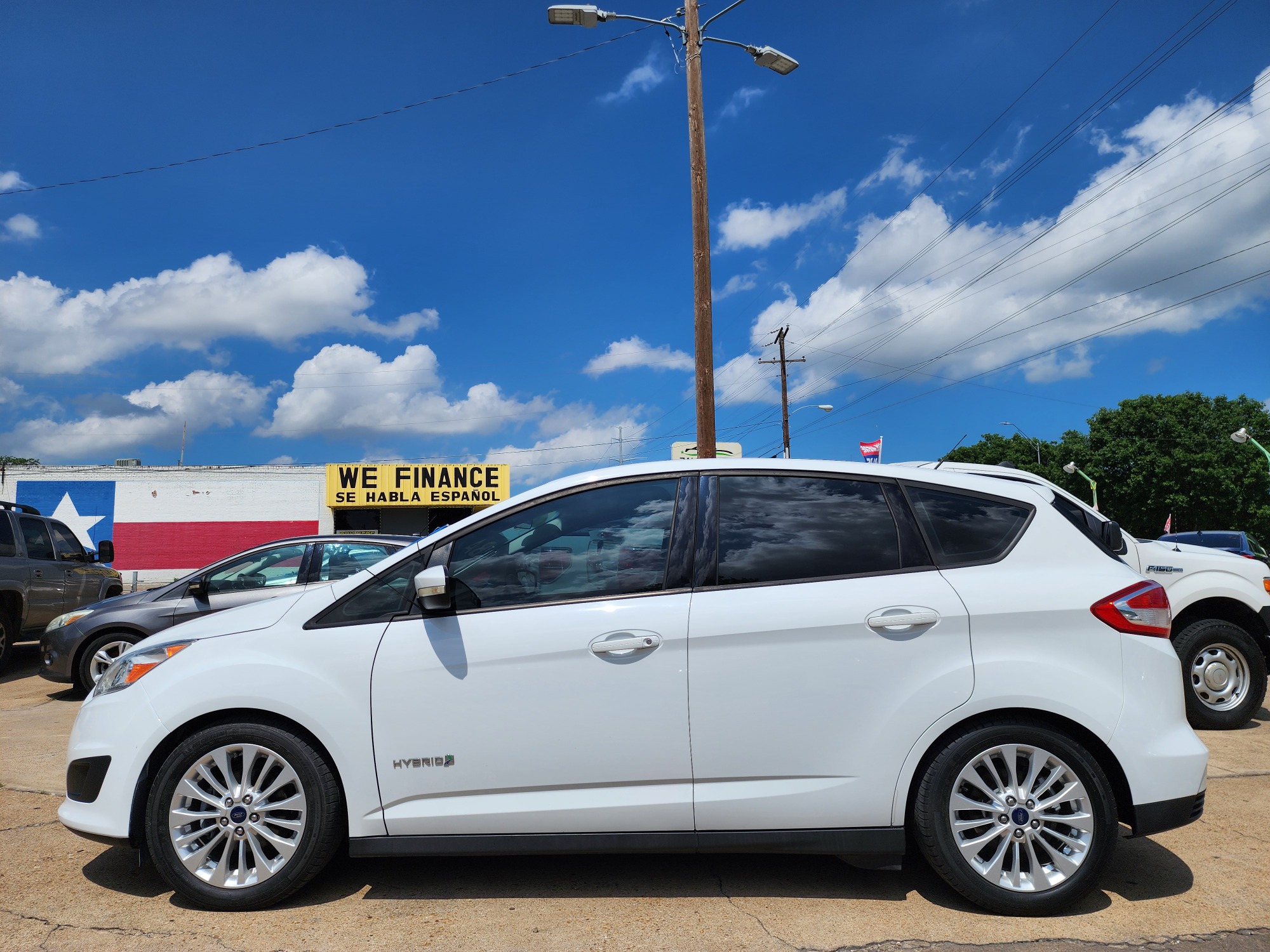2018 DIAMOND WHITE Ford C-Max Hybrid SE (1FADP5AU8JL) with an 2.0L L4 DOHC 16V HYBRID engine, CVT transmission, located at 2660 S.Garland Avenue, Garland, TX, 75041, (469) 298-3118, 32.885387, -96.656776 - Welcome to DallasAutos4Less, one of the Premier BUY HERE PAY HERE Dealers in the North Dallas Area. We specialize in financing to people with NO CREDIT or BAD CREDIT. We need proof of income, proof of residence, and a ID. Come buy your new car from us today!! This is a Super Clean 2018 FORD C-MAX - Photo #6